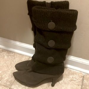 Adorable calf high brown heeled sweater boots w/ button accents, size 7.5